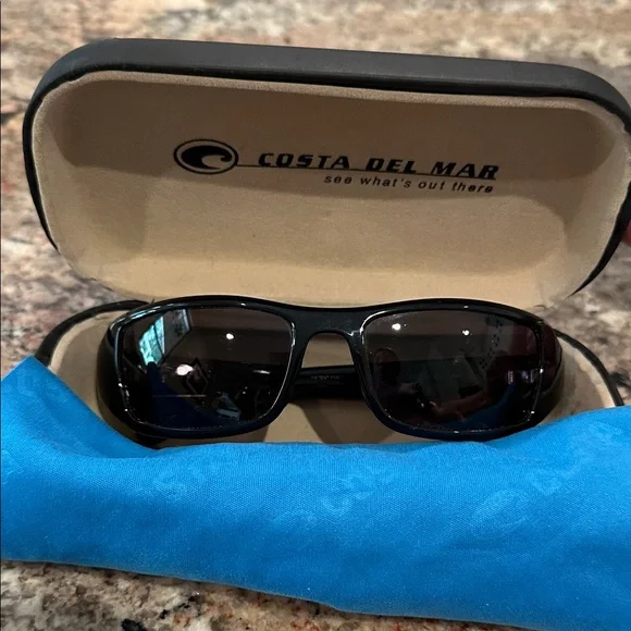 Costa Black Sunglasses with Case - Picture 1 of 8